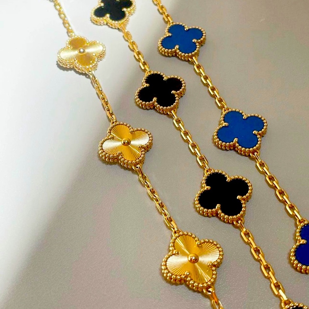 Clover bracelets available in colors ♥️💙💚🖤